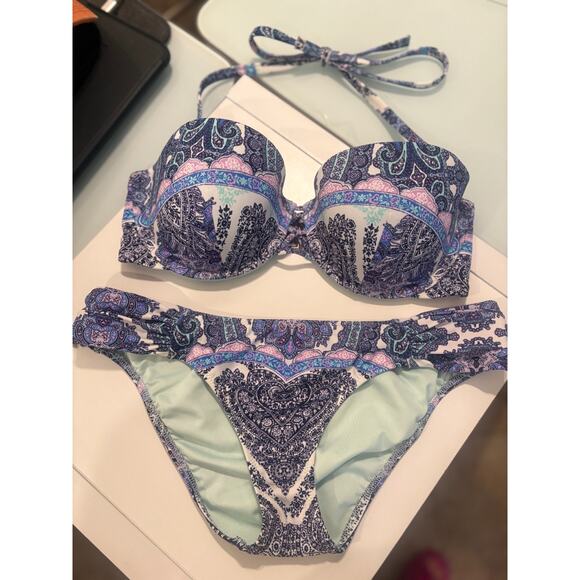 Victoria's Secret Knockout Paisley Bikini 32D Top / small bottoms - Picture 1 of 5